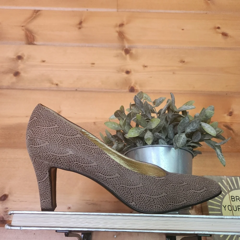 BRUNO MAGLI Vintage Italy Taupe Circle Emboss Leather Pump Designer Heels 7.5 AA